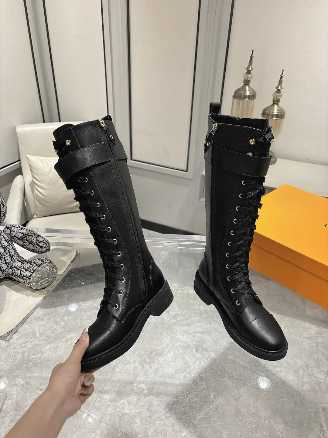 👟👟Ex-factory price 720👟👟 Louis Vuitton Louis Vuitton 2024 autumn and winter high-end customization, catwalk style of major celebrity Internet celebrities, century-old classic, exquisite craftsmanship, comfortable on the feet, side zipper design for easy putting on and taking off. This Citizen flat boots are made of smooth cow leather to demonstrate military style, and the adjustable strap embellished with the LV Capucines logo pays tribute to the Capucines handbag. The LV monogram embossed on the heel subtly echoes the Lozine trim of Louis Vuitton’s traditional trunks. Fabric: Full-grain cowhide Lining: Cowhide Buckle: Original molded outsole Original molded Color: Black Brown Code number 36 to 40 (41 to 42 can be customized and non-refundable) Bosses are welcome to make orders